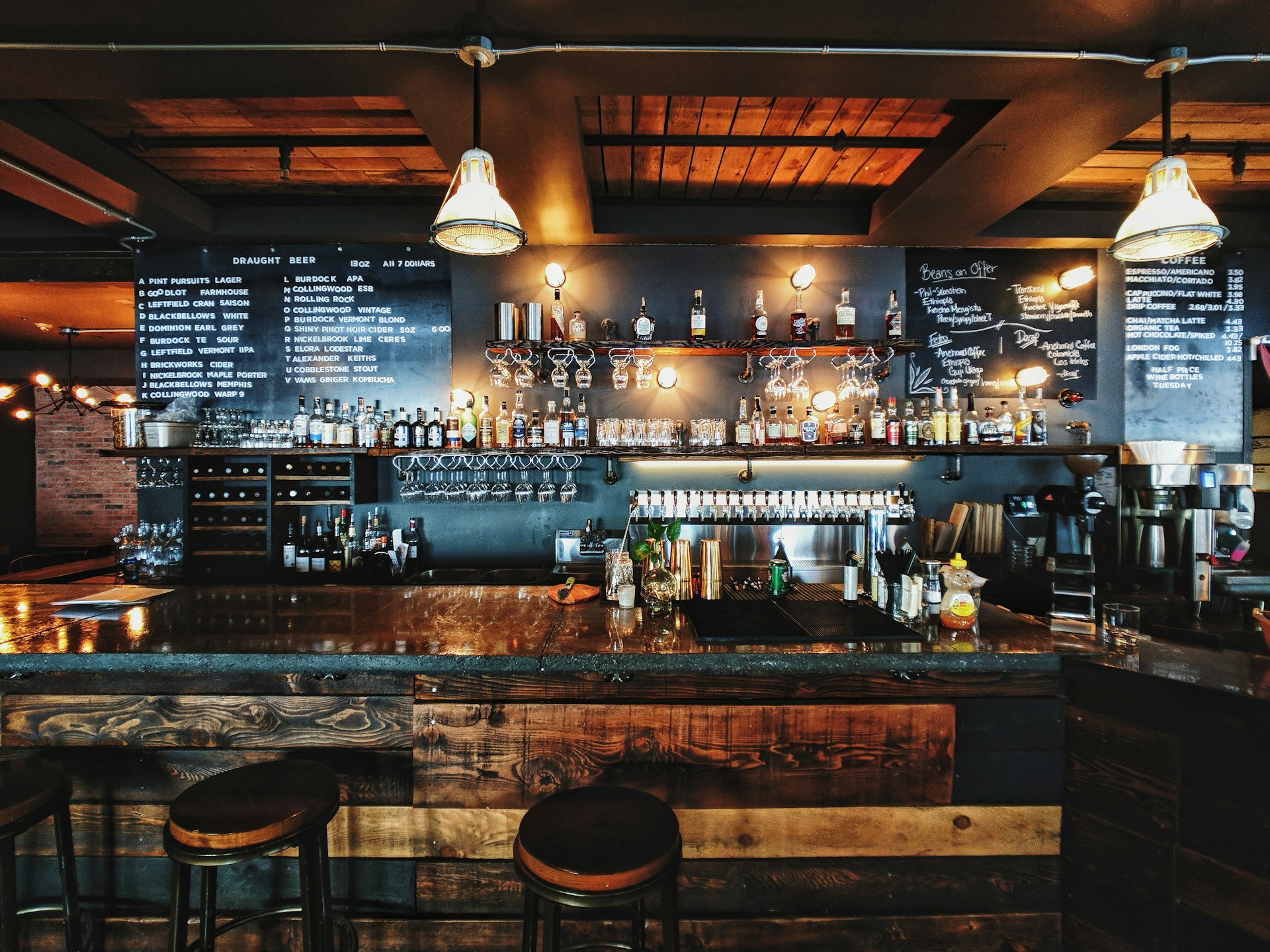 Interno Gino's Bar